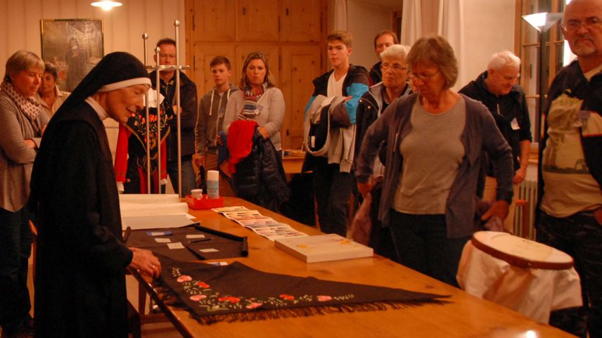 Las Benedictinas muossan lur lavuors. Per exaimpel far rechams per costüms Engiadinais (fotografias: Selina Bisaz).