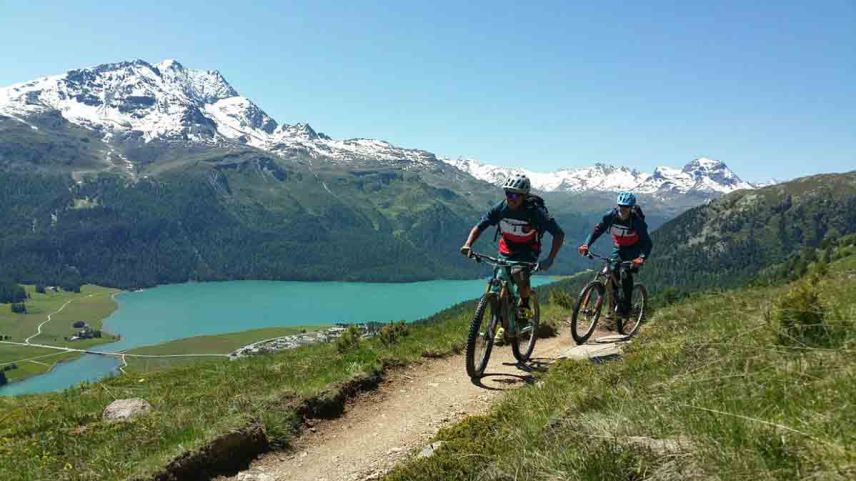Bei den Rocky Mountain Trail Games steht der Spass und der Teamgeist im Vordergrund. Gemeinsam in 2-er oder 3-er Teams müssen verschiedene Aufgaben gelöst werden. Foto: Engadin St. Moritz Mountains