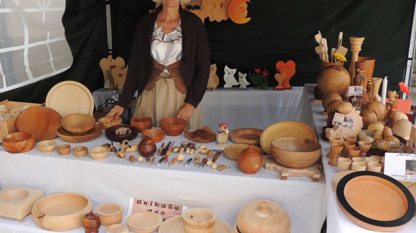 Il marchà artischan ad Ardez ha gnü lö suot l’insaina dal proget «mans e vuschs» (fotografia: Benedict Stecher).