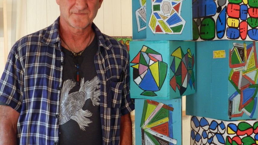 L’artist Christoph Koepfli da Turich expuona sias ouvras illa Grotta da cultura a Sent (fotografia: Annatina Filli).