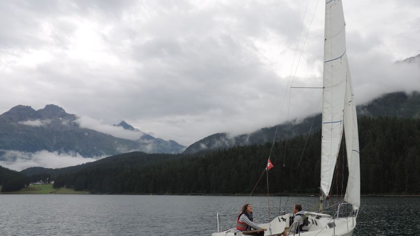 Fabrizio Padrun und der Reporterin macht die kleine Segeltour auf dem St. Moritzersee Spass. Trotz verhaltenem Wetter am Tag der offenen Tür des Segelclubs St. Moritz. Fotos: Georgia Hauser (Segelclub St. Moritz) und Selina Bisaz