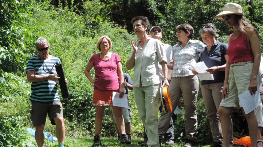 Magda Waldvogel ha chantà e John Wolf Brennan ha fat musica pels partecipants da la spassegiada. Eir els han lura chantà "Randulin" (fotografias: Selina Bisaz).