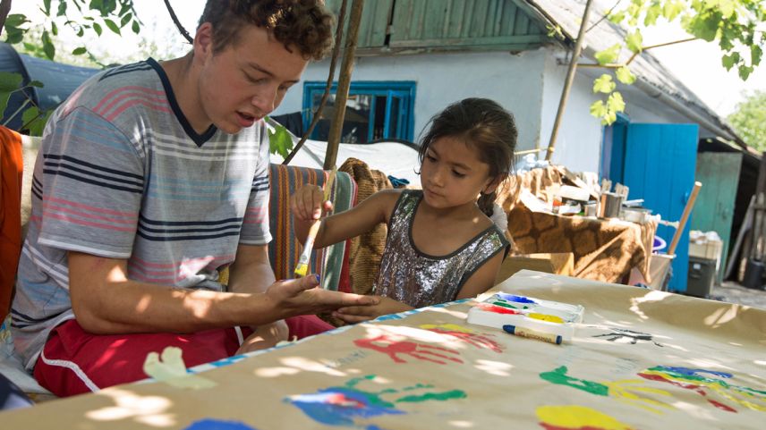 Ils uffants da la scoula dad Avrona ed ils uffants Roma zambrieschan insembel (fotografia: Mayk Wendt).