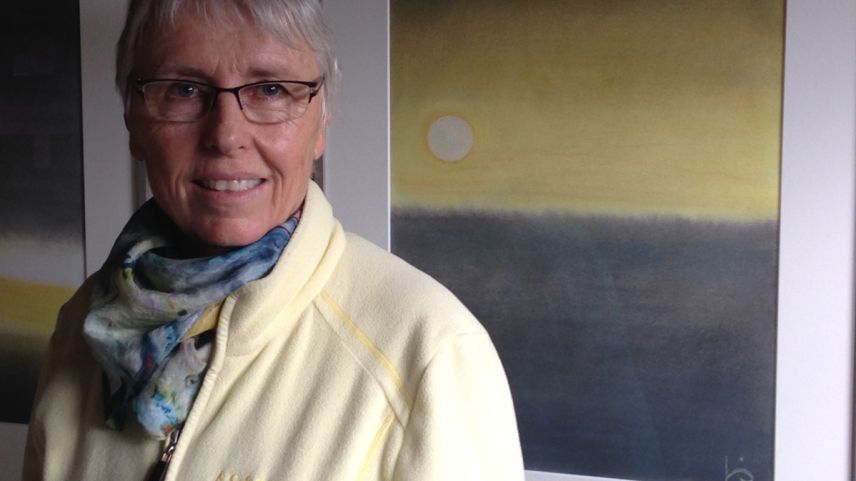 Iris Riatsch expuona fingià per la seguonda vouta illa stalla da seis prümaran Prà San Peder (fotografia: Annatina Filli).