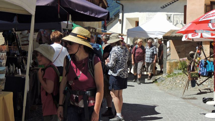 Il marchà da Guarda sün Plazzetta ha attrat blers visitaduors (fotografia: Benedict Stecher).
