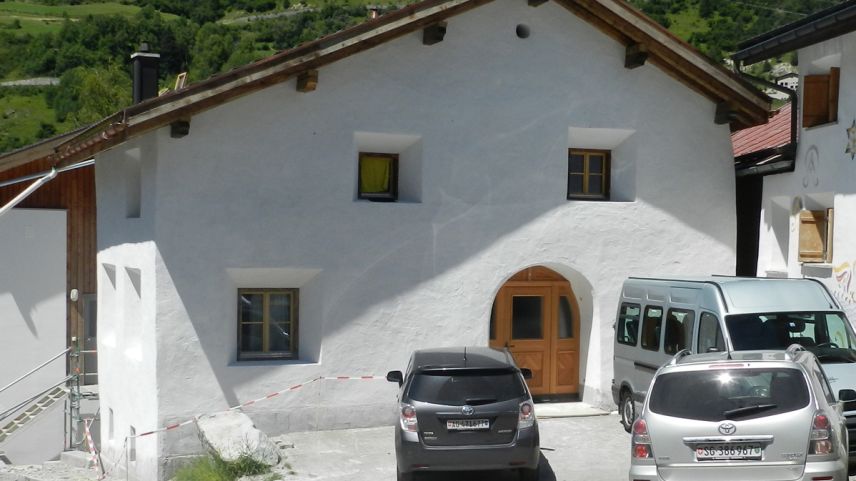 Ün on davo las strasoras a Pradella sun las bleras lavuors da refacziun finidas (fotografia: Annatina Filli).