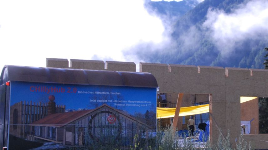 Il «Chilly Hub» a Ramosch survain planet fuorma. L’avertüra es previsa in december 2016 (fotografia: Nicolo Bass).