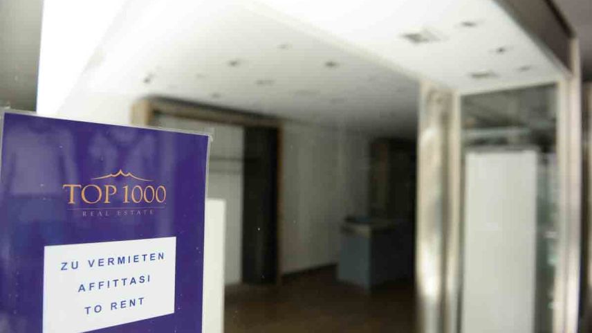 Weder auf Hochglanz poliert noch mit zum Kauf einladenden Waren ausgestattet – selbst mitten in der St. Moritzer Fussgängerzone bleiben nach dem Start in die Sommersaison Geschäftslokale unvermietet. Foto: Alexandra Wohlgensinger