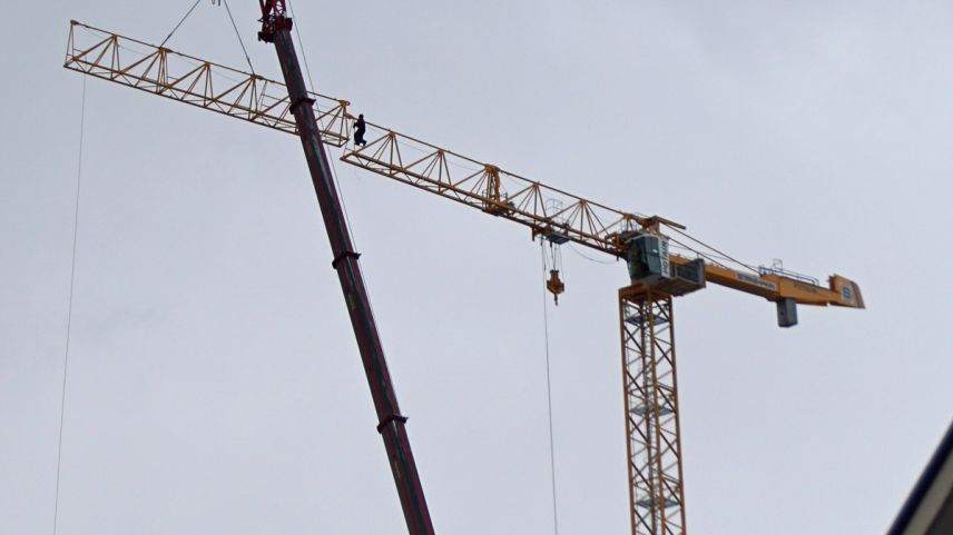 Kranmontage in Luftiger Höhe. Foto: Jon Duschletta