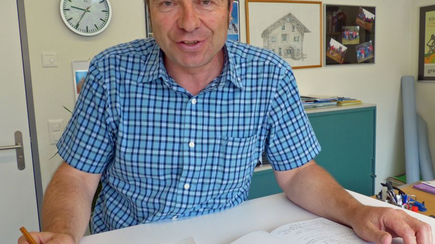 Fin la fin da quist on lavura Urs Wohler amo sco directer da la destinaziun turistica in sein büro a Scuol (fotografia: Flurin Andry).