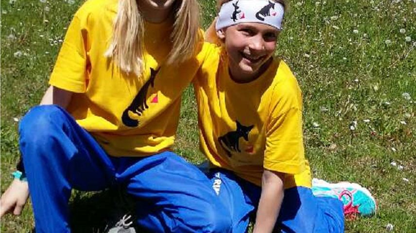 Las duos giuvnas curriduras Natalia Meyer (a schnestra) e Lea Meuwly s’allegran per las cuorsas illa regiun da Scuol (fotografia: mad).