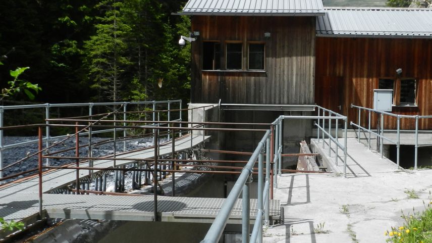 L’ouvra electrica cumünala Clemgia, qua l’inchaschamaint, po gnir sanada (fotografia: Annatina Filli).