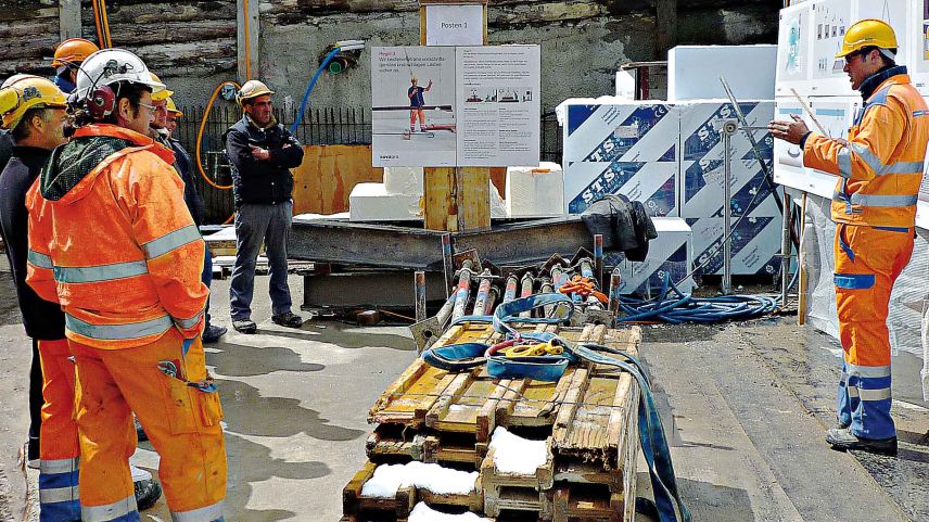 Sicherheitsparcours auf einer Baustelle, Teil der geforderten ISO-Weiterbildung