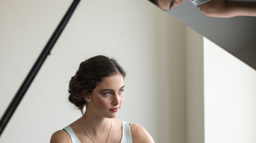 Cun set ons ha observà üna professura da musica a Cinzia Regensburger dürant ch’ella ha sunà clavazin. Dad ella ha Regensburger survgni sias prümas lecziuns da musica. (fotografia: Marco Cadonau)