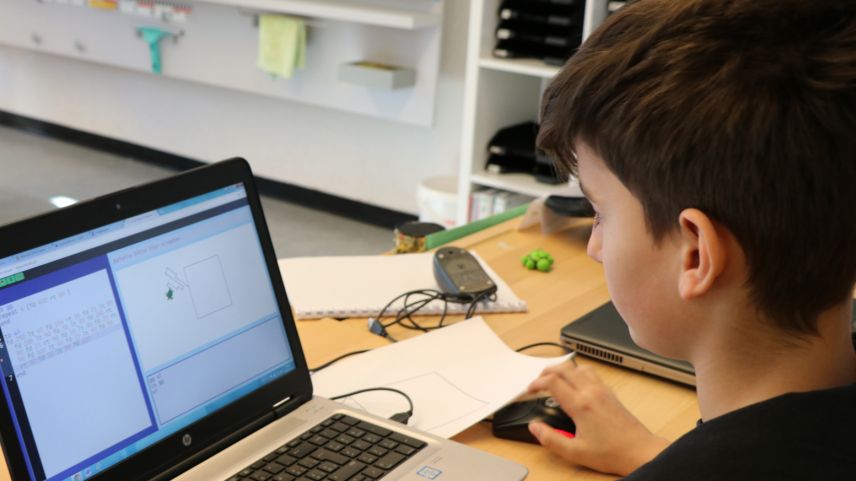 Mit verschiedenen Kommandos kann man die Schildkröte bewegen, welche bei jeder Bewegung eine Spur hinterlässt. (Foto: Muriel Wolfisberg)