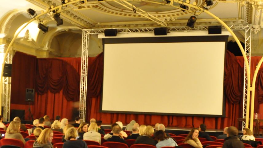 Provisorischer Kinobetrieb im Festsaal des Hotels Reine Victoria