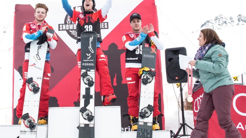 Eir Nevin Galmarini (d’immez sül podest), victur da la medaglia d’or als Gös olimpics da Pyeongchang, s’ha annunzchà per las cuorsas da la Coppa mundiala FIS snowboard a Scuol (fotografia: mad).