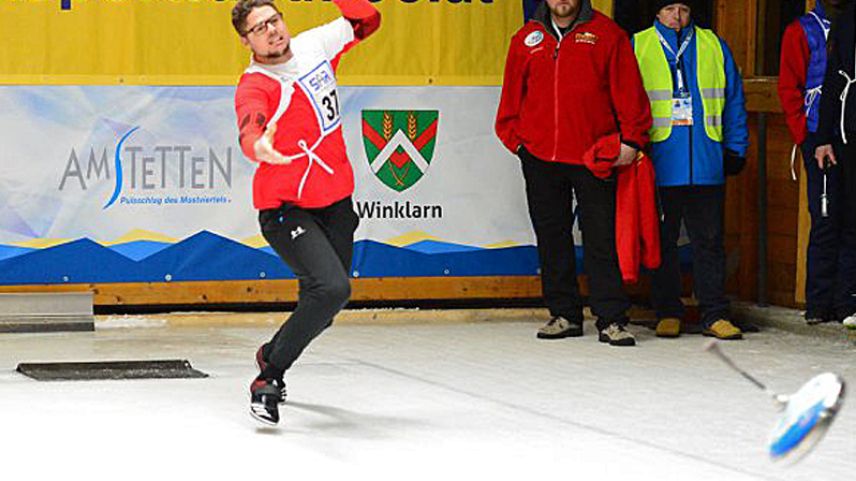 Der Unterengadiner Andri Puorger (ESC Zweisimmen-Rinderberg) wird mit dem Schweizer Nationalteam B-Weltmeister im Weitenwettbewerb (Foto: Peter Andrä).