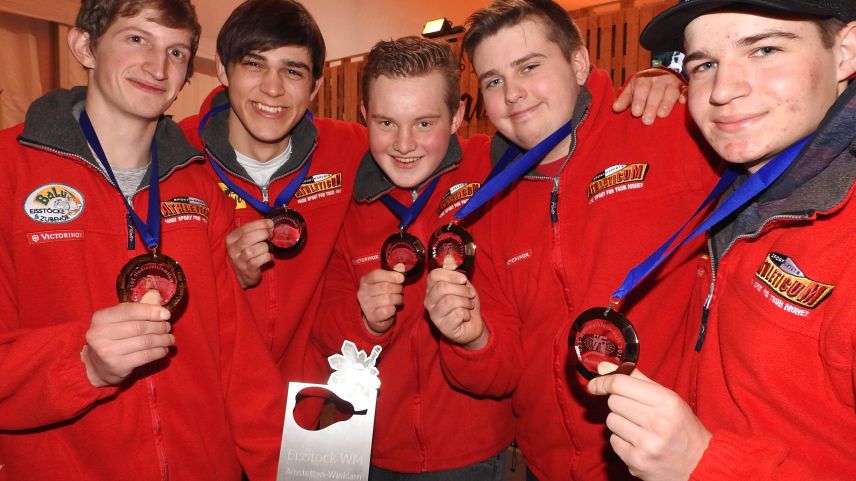 Die Junioren-Nationalmannschaft gewinnt Bronze an den Eisstock-Weltmeisterschaften in Amstetten (Foto: Nicolo Bass)