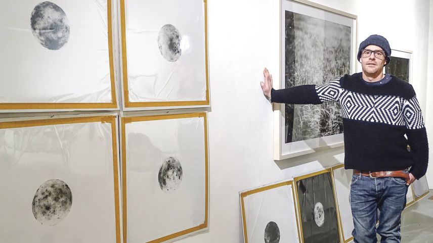Daniel Meuli in seiner St. Moritzer Galerie. Hier zeigt er aktuell seine Schneeball-Porträts. 	Foto: Carolin A. Geist