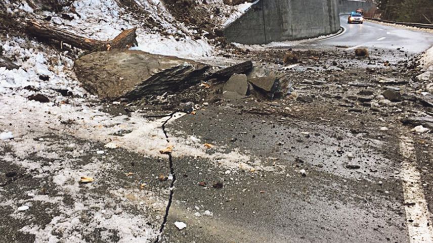 Üna bouda cun raduond 100 meters cubic crappa ha donnagià in lündeschdi la via chantunala tanter Martina e’l cunfin. (fotografia: Uffizi da construcziun bassa)