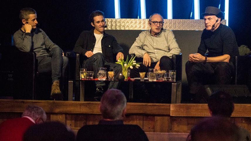 Jon Erni, Nicola Roner, Not Carl e Not Vital (da schnestra a dretta) s’han partecipats a la discussiun publica. (Foto: Mayk Wendt)