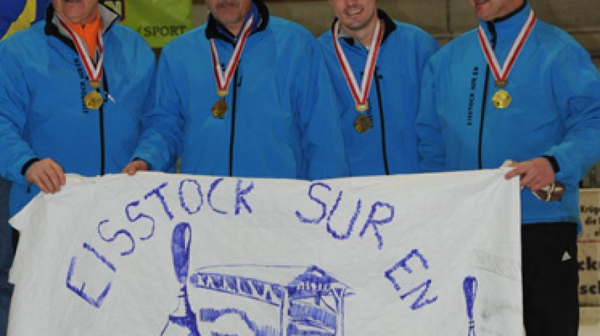 Die Mannschaft Sur En steigt in die höchste Spielklasse auf. Von links: Claudio Puorger, Otto Davaz, Claudio Mathieu und Jon Curdin Cantieni. (Foto: Marcel Meili)