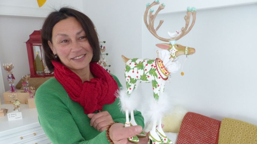 Romana Duschletta preschainta ün dals prodots chi s’affan culla stagiun fraida (fotografia: Flurin Andry).