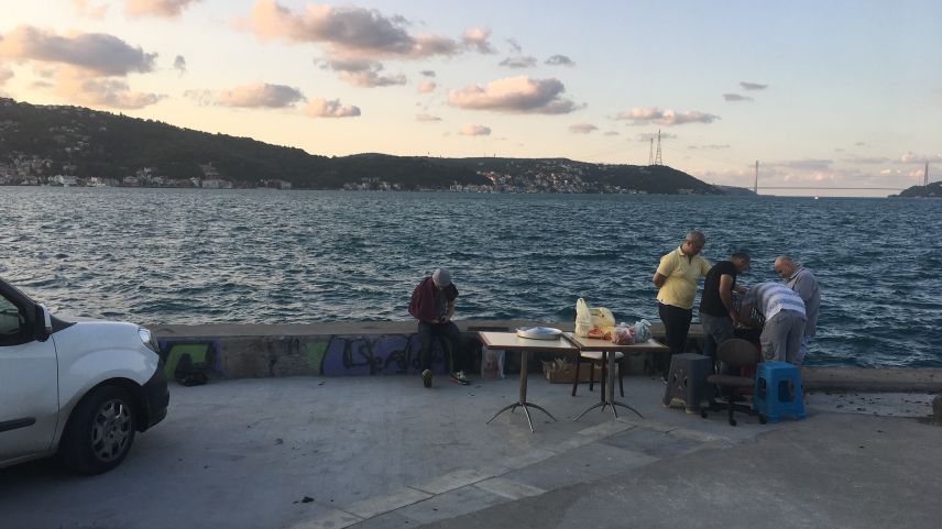 Klapptische und Plastikhocker und schon kann das Festessen am Ufer des Bosporus losgehen. Fotos: Ruth Bosshard