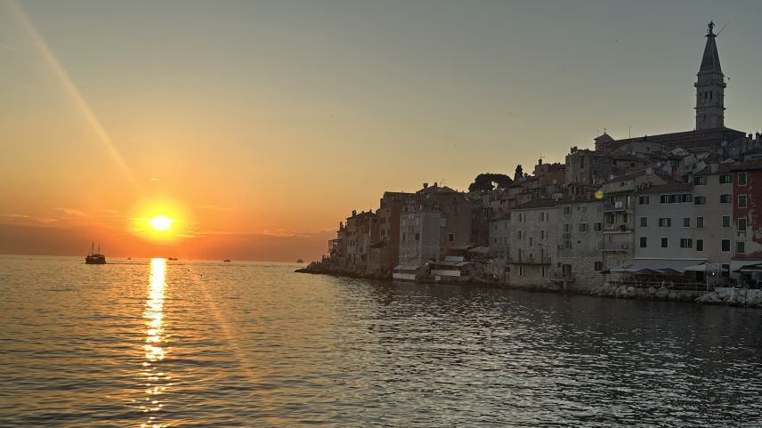 La cità da Rovinj in Croazia es fich bella. Quai san eir blers turists (fotografia: Nicolo Bass). 