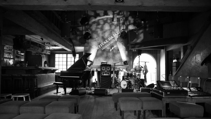 Nur rund 200 Gäste finden im Dracula Club Platz. Gerade diese intime Atmosphäre macht die Konzertstätte für viele internationale Künstler so besonders. Foto: Henry Schulz