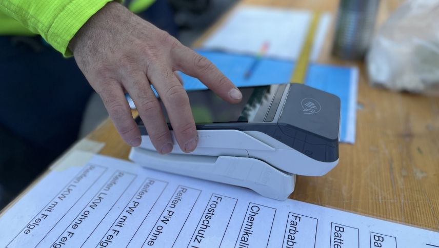 Die moderne Technik hat auch auf dem Parkplatz Einzug gehalten: Bezahlt werden kann bar, per TWINT oder mit Karte. Foto: Andrea Gutgsell
