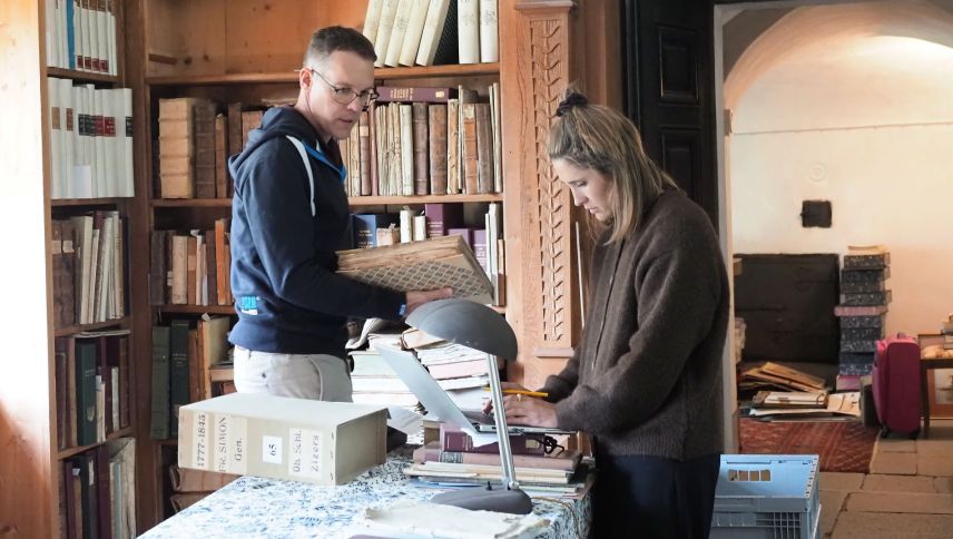Staatsarchivar Sandro Decurtins und seine Mitarbeiterin Flurina Camenisch sichten den Bestand im Palazzo Salis. Foto: Sina Margadant