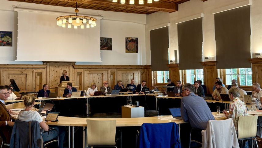 Während fast drei Stunden diskutierte der Gemeinderat St. Moritz über die Freestyle-WM. Foto: Fadrina Hofmann