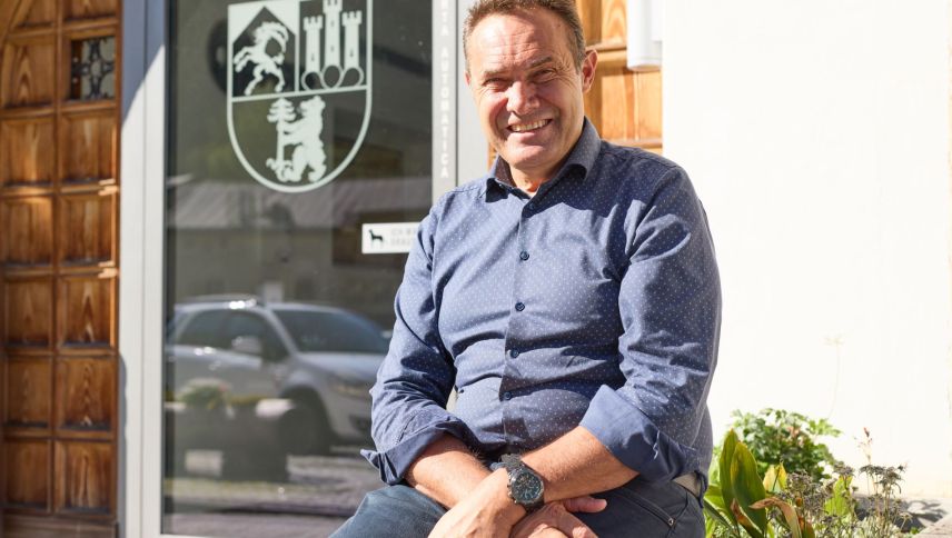 Domenic Toutsch es daspö il principi 2023 president cumünal da Zernez – e vaiva fingià quella vouta decis per sai da vulair far daplü co be üna legislatura, scha la collavuraziun funcziuna (fotografia: Michael Steiner).