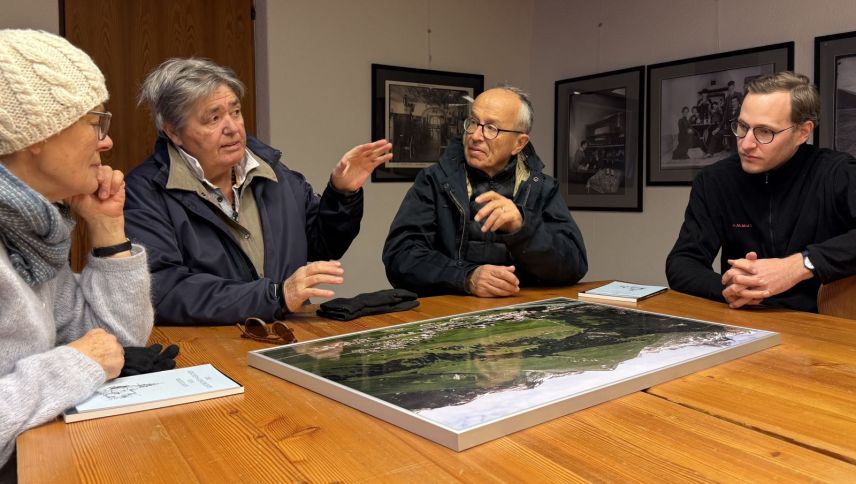 Im Gemeindehaus erklärt Ladina Meyer die Entwicklung von Madulain. Foto: Fadrina Hofmann