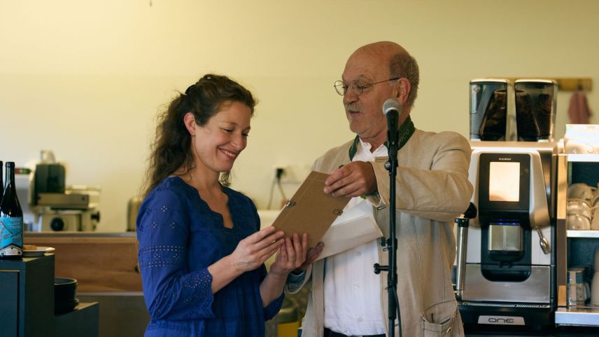 Flurina Badel e Köbi Gantenbein pro la surdatta dal premi. Foto: Michael Steiner/FMR