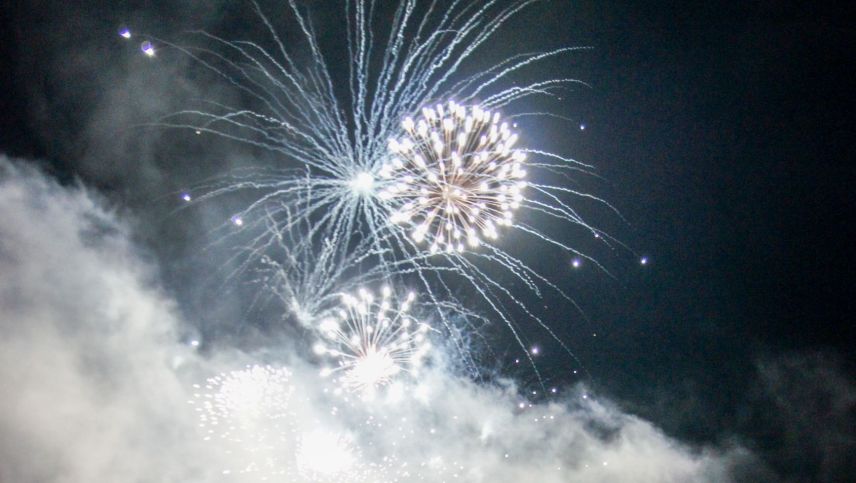 Bei gezündetem Feuerwerk ist die Entsorgung der einzelnen Teile des Feuerwerkkörpers wichtig. Foto: Jon Duschletta