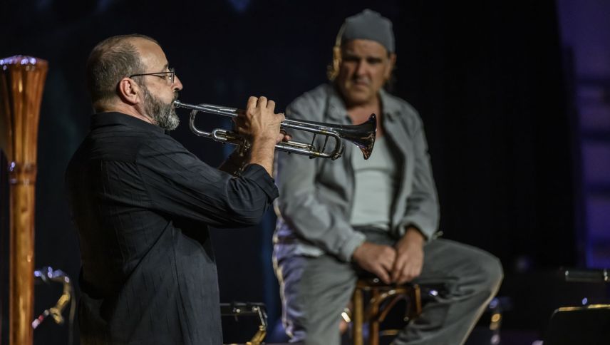 Daniel Rohr und ein Trompeter des Zurich Jazz Orchestra während der Aufführung von «Miles oder die Pendeluhr aus Montreux» im Theatersaal des Hotels Reine Victoria in St. Moritz. Foto: fotoswiss.com/Giancarlo Cattaneo
