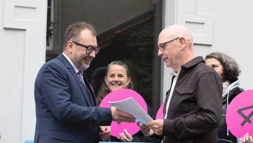 Petitionsübergabe an Regierungsrat Peter Peyer durch Co-Präsident Gienus Mensing. Foto: Physioswiss KV Graubünden