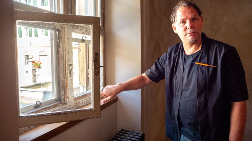 Remo Derungs lobt die alte Feder-Technik der historischen Doppelfenster. Foto: Jon Duschletta