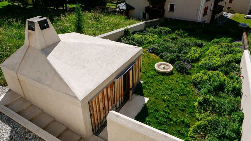 Unter dem modernen Gartenpavillon der Chesa Gregori versteckt sich eine neue Pelletsheizung. Foto: Jon Duschletta