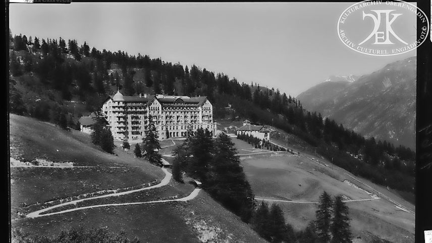 Das historische Hotel Chantarella prägte einst den St. Moritzer Hausberg. Foto: Kulturarchiv Oberengadin, Gustav Sommer