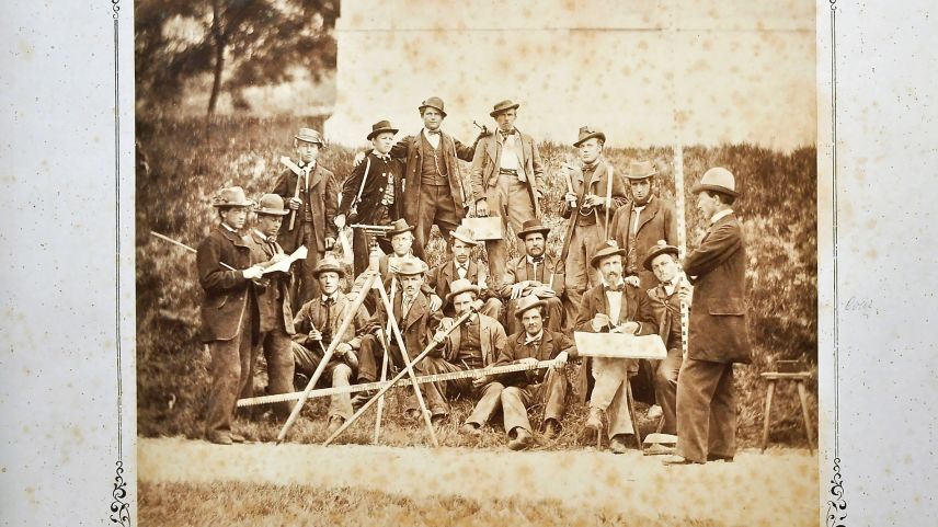 Kantonaler Forstlehrkurs 1868 in Churwalden. Ganz rechts steht der Kursleiter Coaz. Foto: z.Vfg
