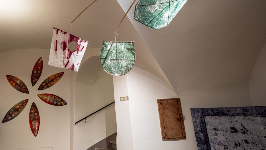 Im Eingangsbereich des Museum Engiadinais begegnen sich Günzburgers Drachenwerke mit Druckgrafiken und Rosetten. Foto: Jon Duschletta