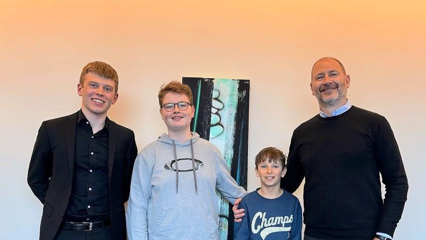 Von links nach rechts: Janic Sendelhofer, Simon Gabriel, Enea Gutgsell und Musiklehrer Claudio Barberi. Foto: z. Vfg
