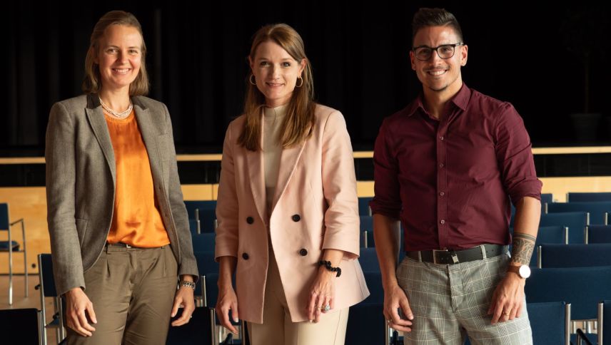 Sind für die Projektleitung verantwortlich: die Regionalentwicklerinnen Martina Schlapbach, Engiadina Bassa/Val Müstair, Claudia Jann, Maloja, sowie der Regionalentwickler der Region Bernina, Moreno Cortesi (von links). Foto: Jon Duschletta