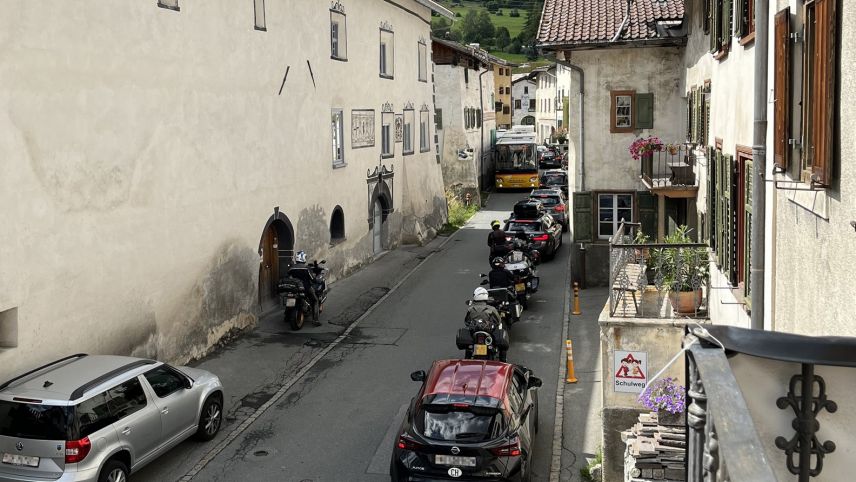 Im engen Dorfkern von Sta. Maria kommt es an Tagen mit hohem Verkehrsaufkommen immer wieder zu Stausituationen. Foto: z. Vfg