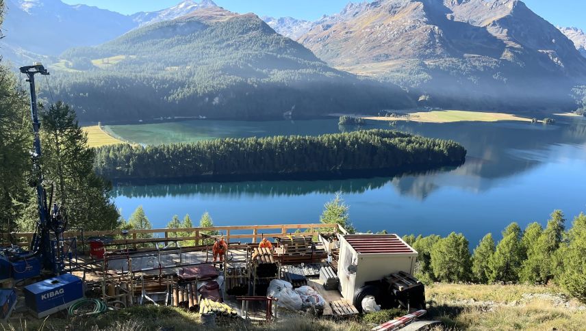 Die Bohrplattform 10 oberhalb des Silsersees ist derzeit wohl eine der schönsten Bühnen Graubündens. Foto: Andrea Gutgsell