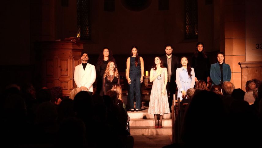 Beim Abschlusskonzert des Opern Campus 3303 im vergangenen Jahr präsentierten die jungen Sängerinnen und Sänger in der Kirche Silvaplana bekannte Opernarien, Duette und Ensembles. Foto: Susi Reinhardt